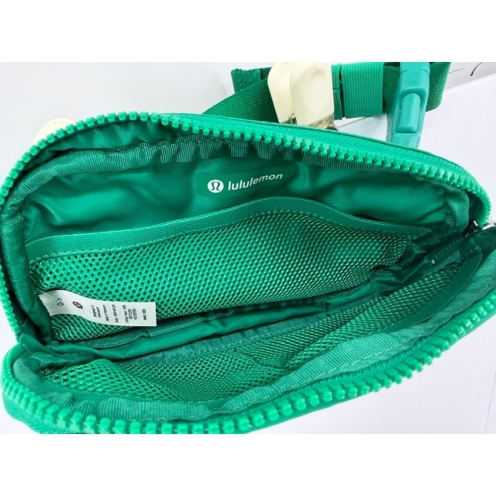 Lululemon Everywhere Belt Bag Green Crossbody Essentials Pouch NWT - Picture 5 of 7